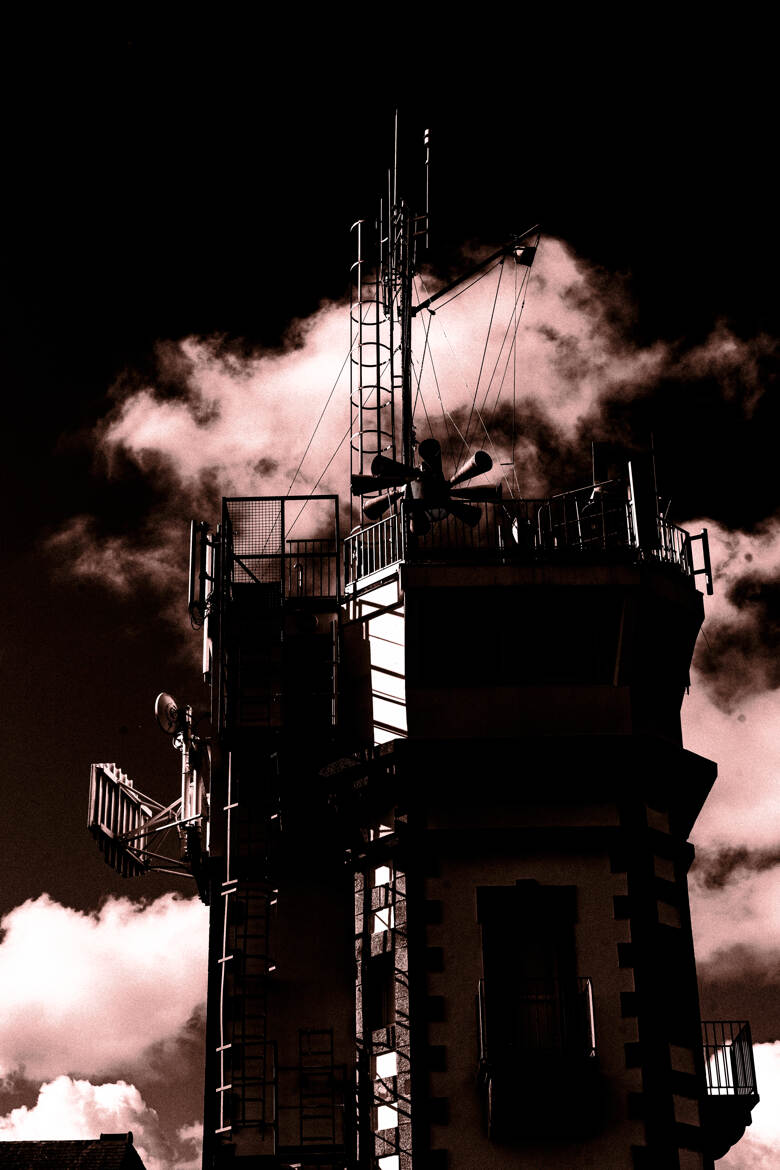 Sous le ciel en alarme