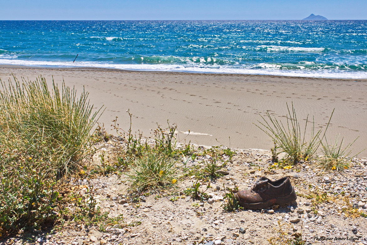 Oublié sur une plage déserte