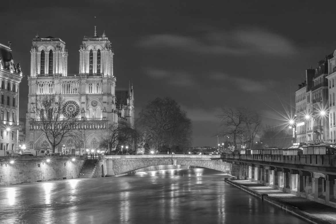 la Seine en crue aux pieds de Notre Dame