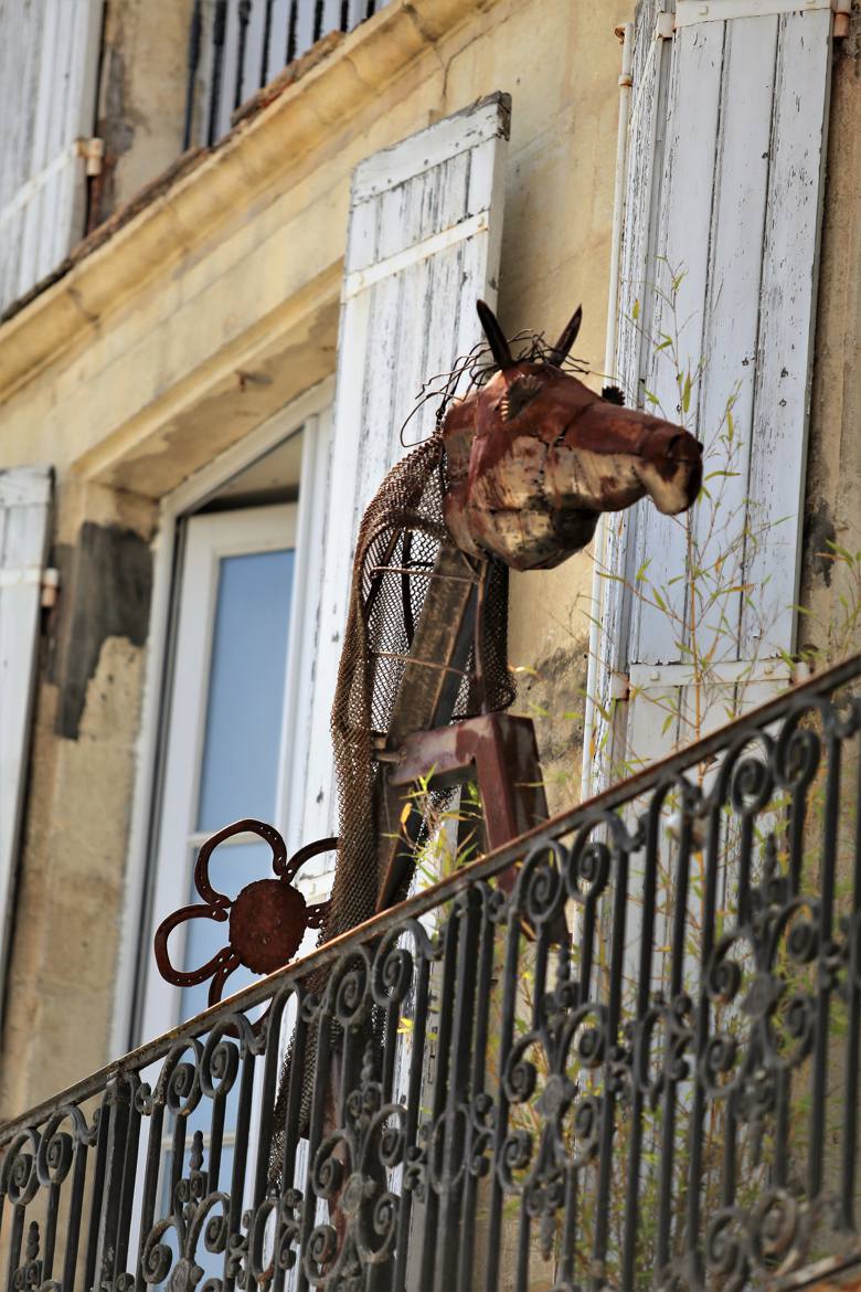 un cheval au balcon ?