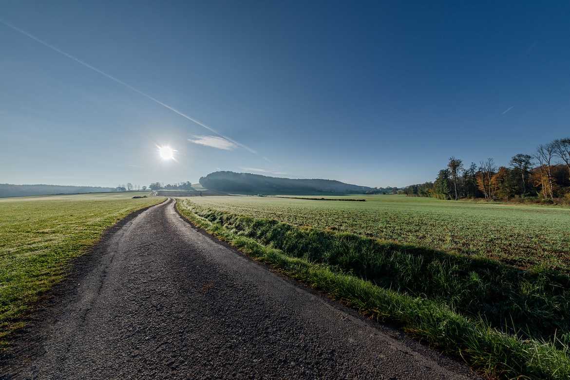 Route vers le soleil matinal