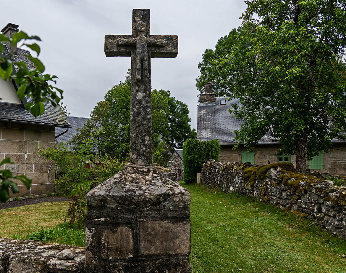 La croix du hameau de Razel.
