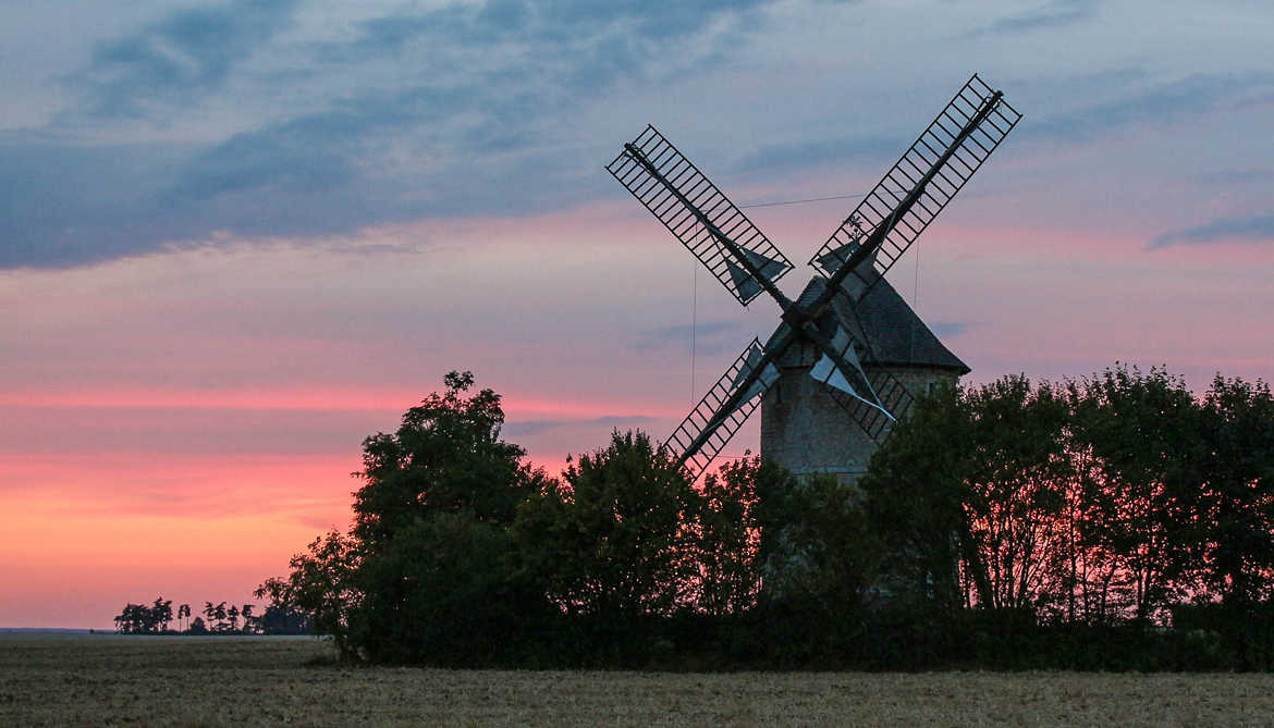 coucher de soleil sur un moulin à vent