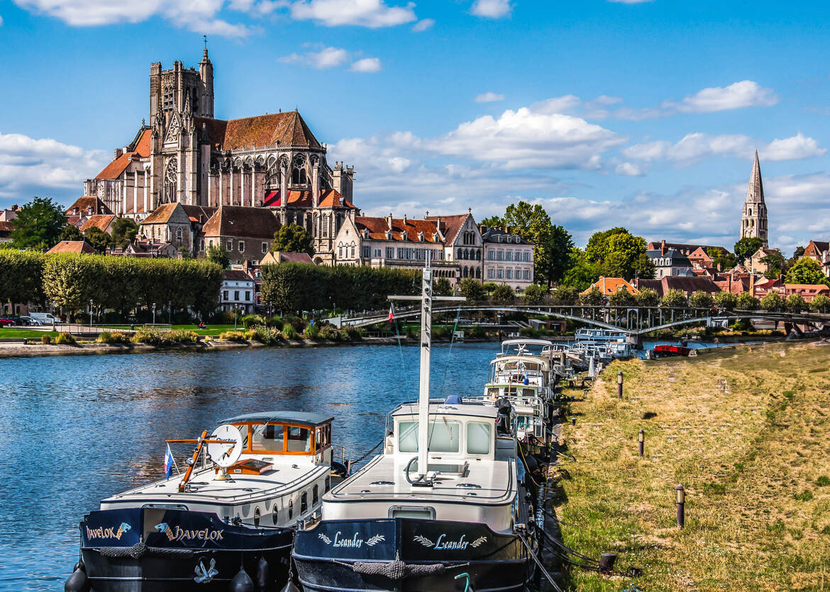 Auxerre et sa Cathédrale au bord de L'Yonne