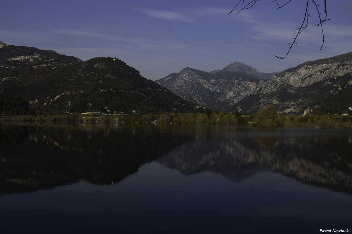 Lac et montagnes