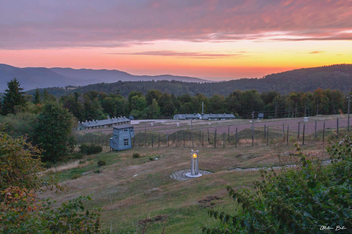 Dans la beauté du paysage, l’horreur du passé