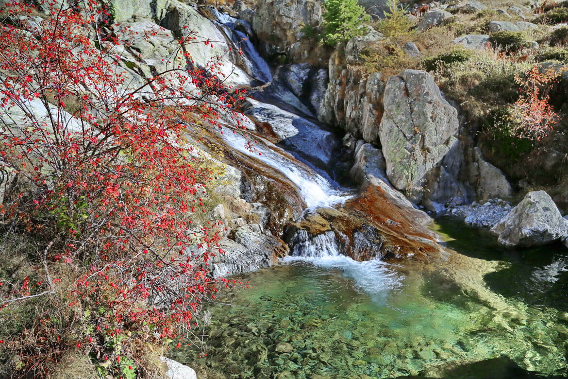 Cascade au bord d'un chemin de randonée.