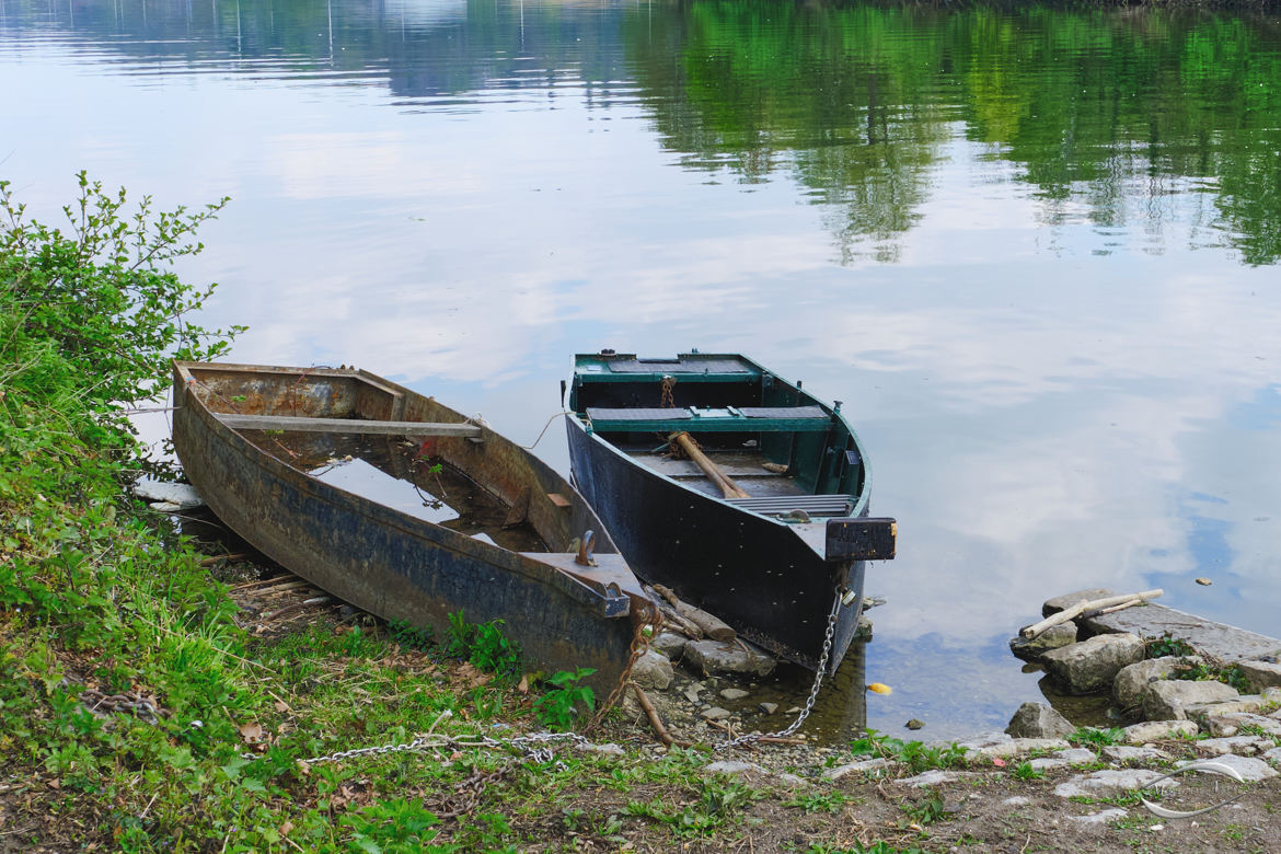 Barques amarrées sur la Meuse