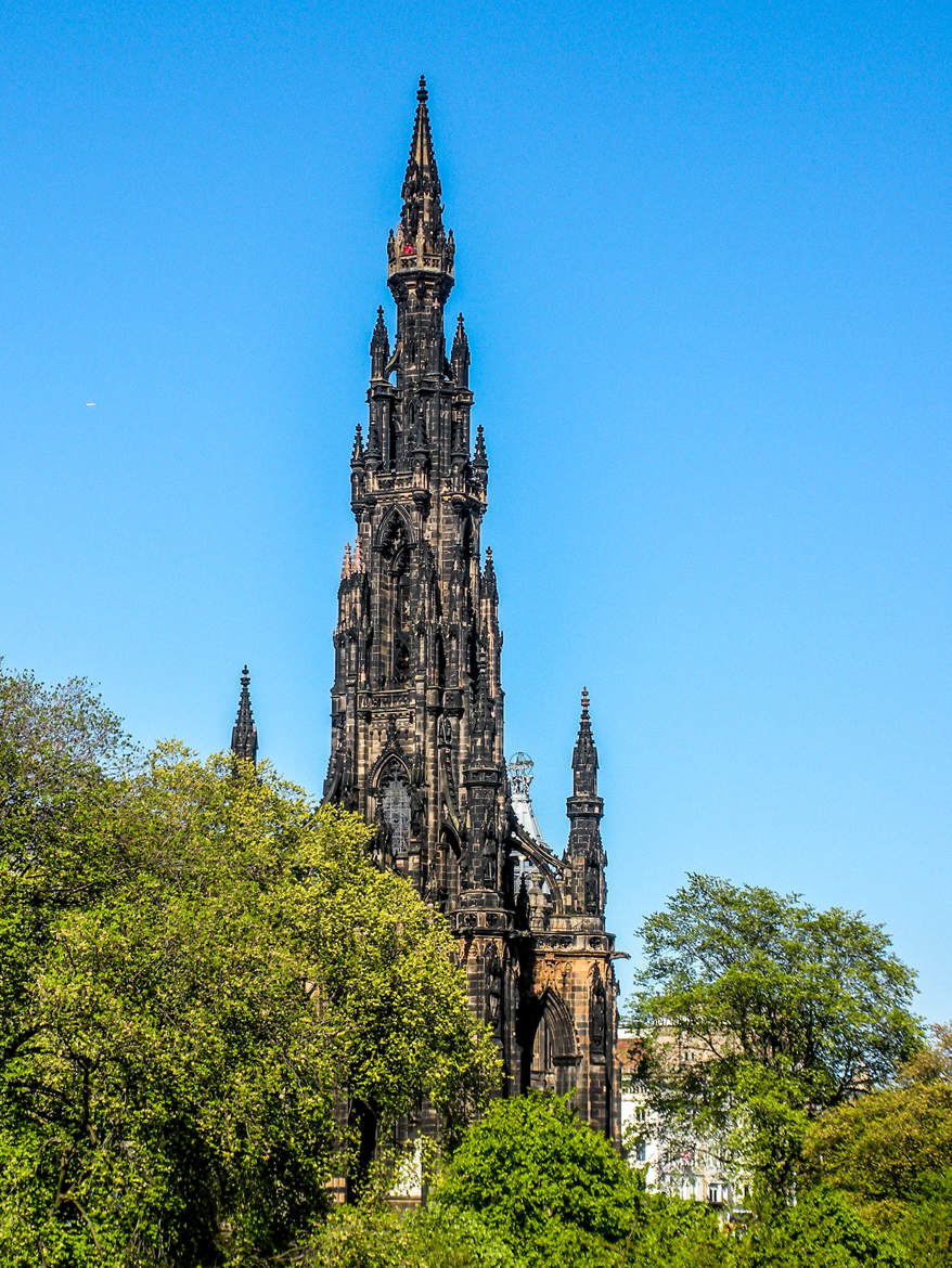 La cathédrale émerge telle une dentelle