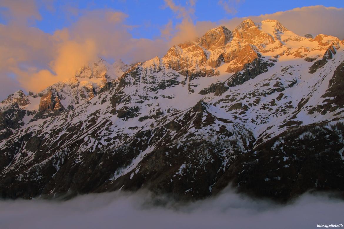 Les Ecrins au réveil sur une mer de nuages