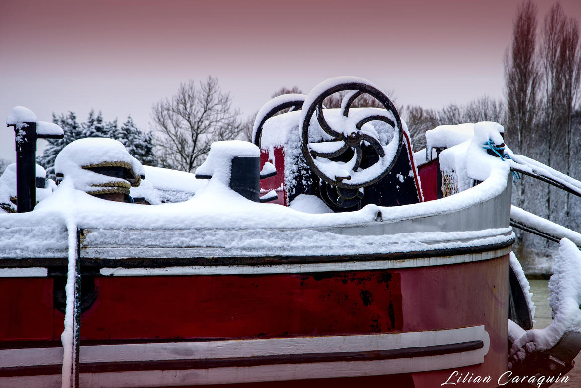 Péniche rouge et neige