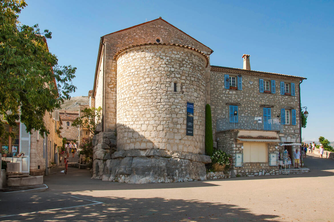 L'arrière de son église