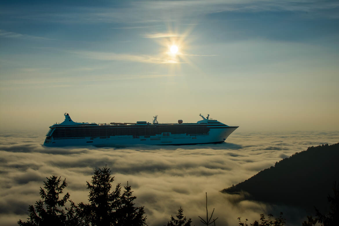 bateau sur une mer de nuage