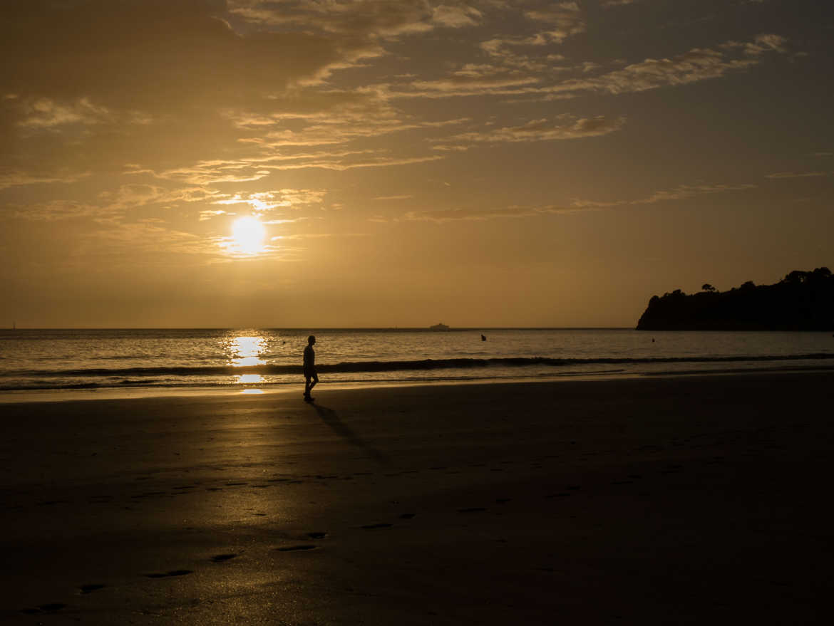 promeneur sur la plage