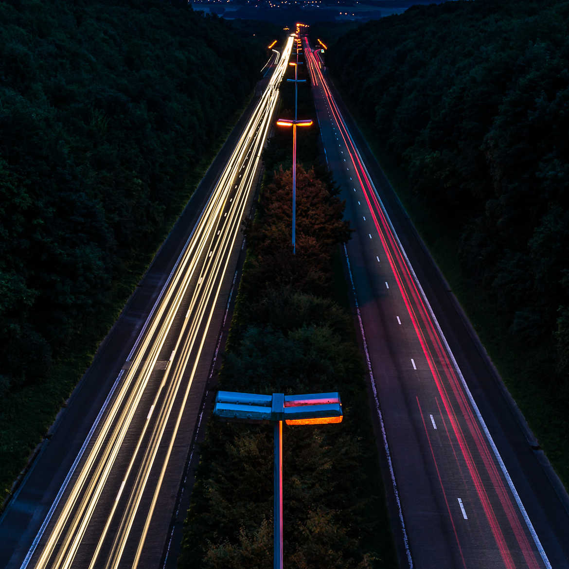 La nuit tombe sur l'autoroute