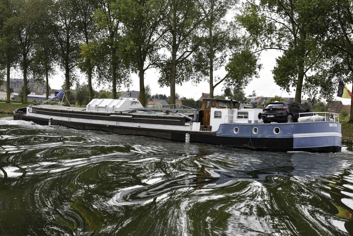Péniche fluviale, nommée "NAVIGA"