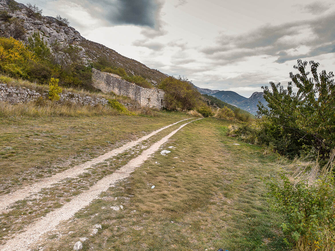 Suivre la route.