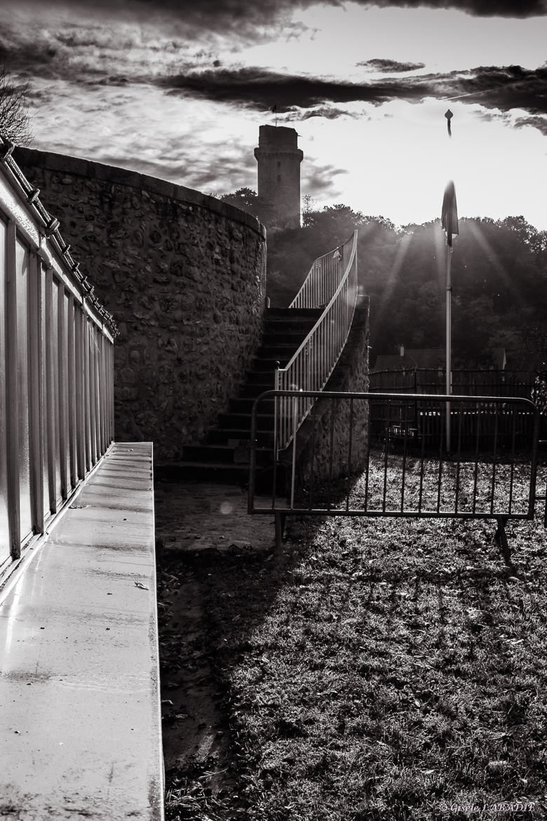 Vue sur tout de Montlhéry (lignes)