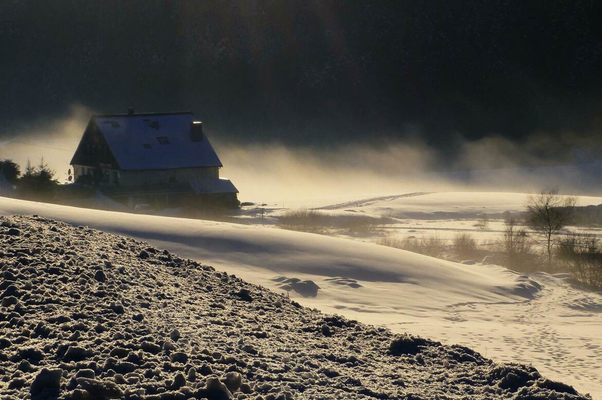 Silhouette paisible d’un refuge oublié