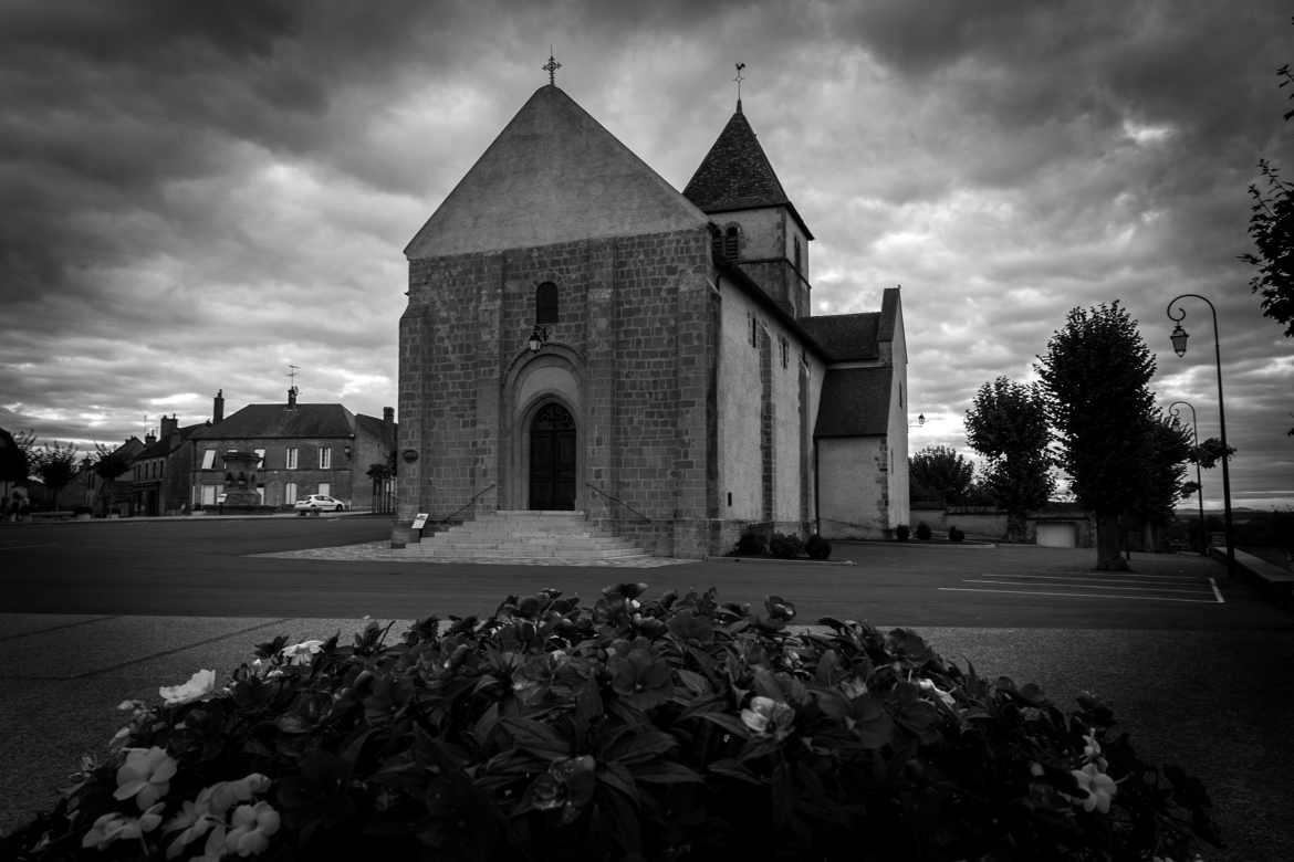 église Cercy la tour noir et blanc