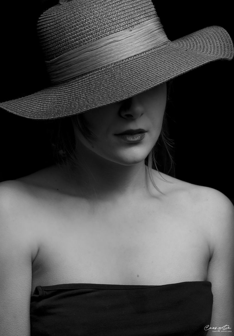 La fille au chapeau