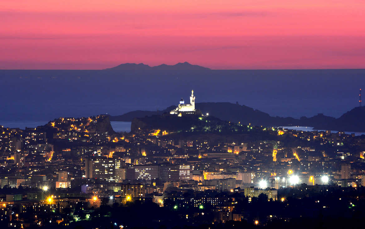 Silhouette du Canigou vu des hauteurs de Marseille