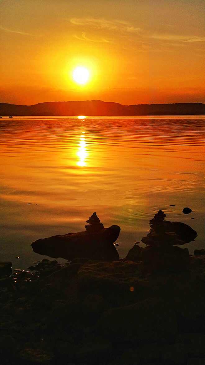 un cailoux dans la mare orange
