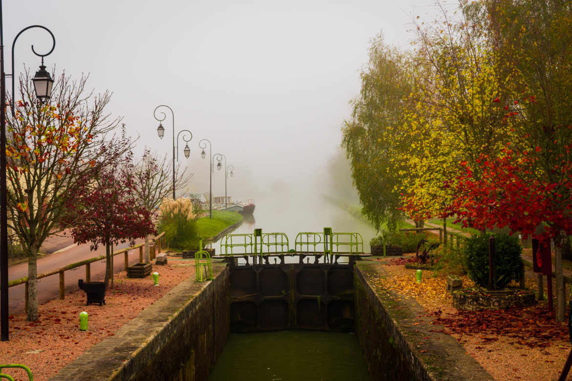 Ecluse canal du Nivernais sous la brume