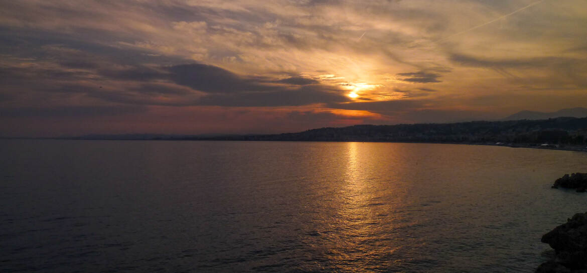 Nice dans la pénombre