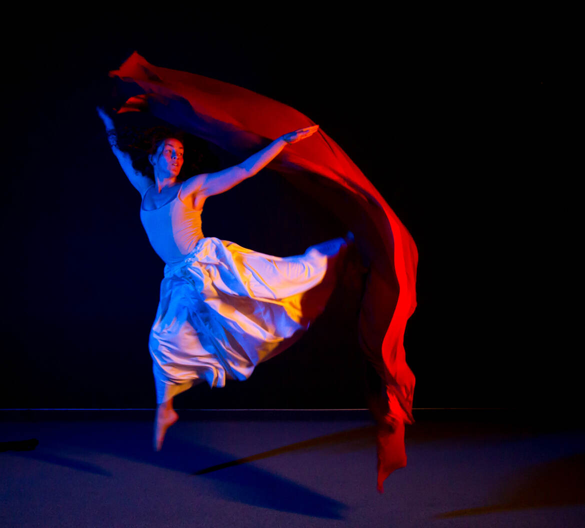 la chorégraphe fait danser son voile de soie