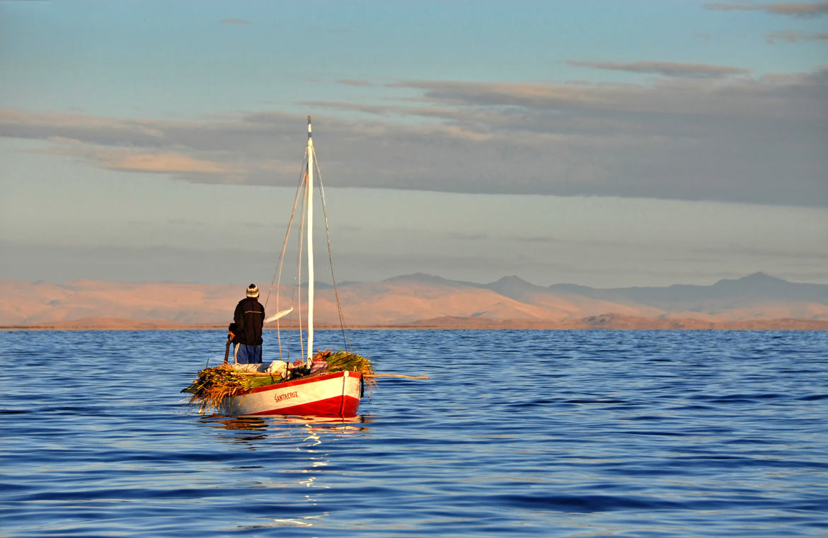 Pêcheur sur le lac Titicaca.