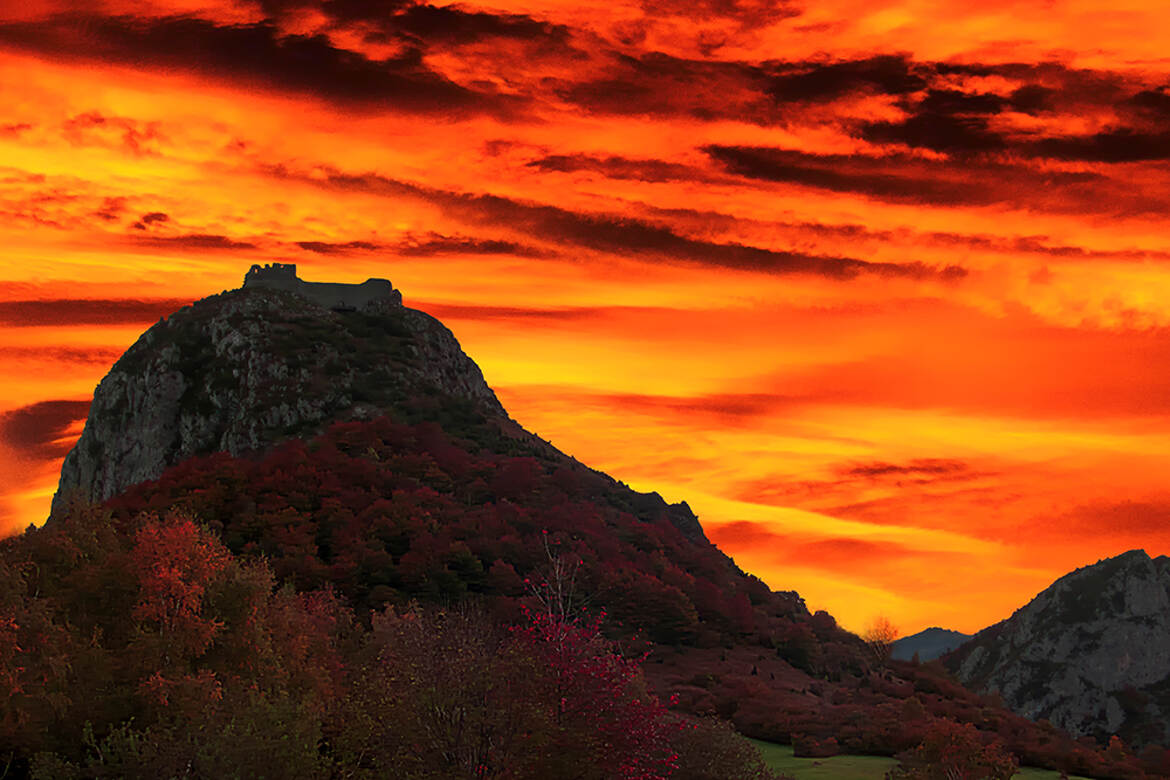 Ciel de feu sur Montsègur