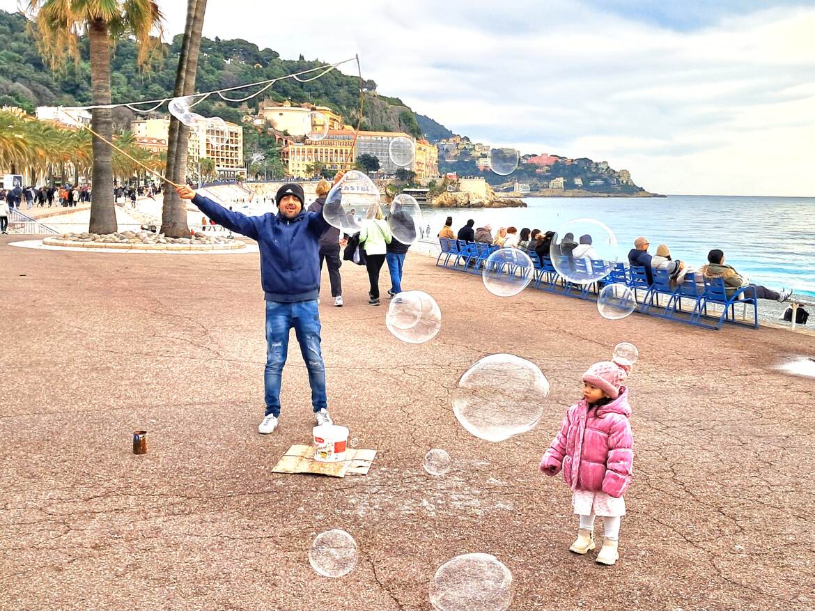 La petite fille et les bulles de savon