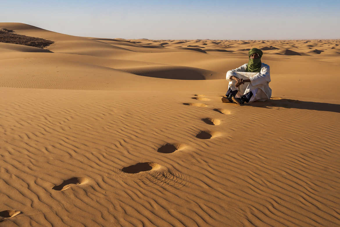 Un touareg au fond du désert.