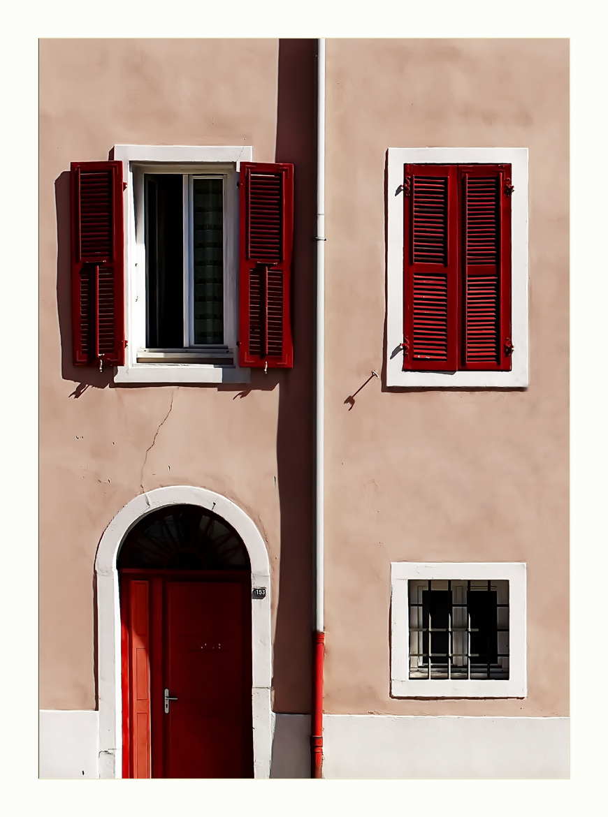 Façade aux volets rouges