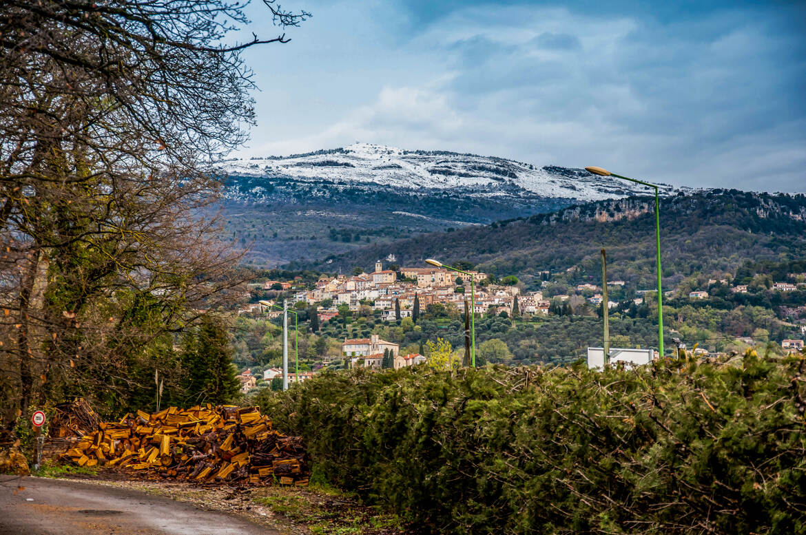 Le Haut Montet à la sortie de l'hiver et le village de Châteauneuf-Grasse