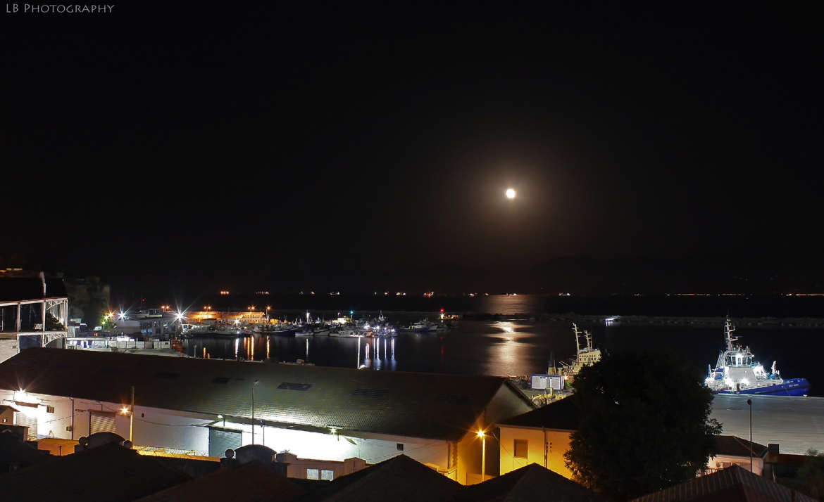 Lune au dessus de port