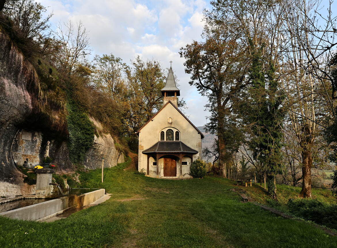 Chapelle montagnarde dans son écrin