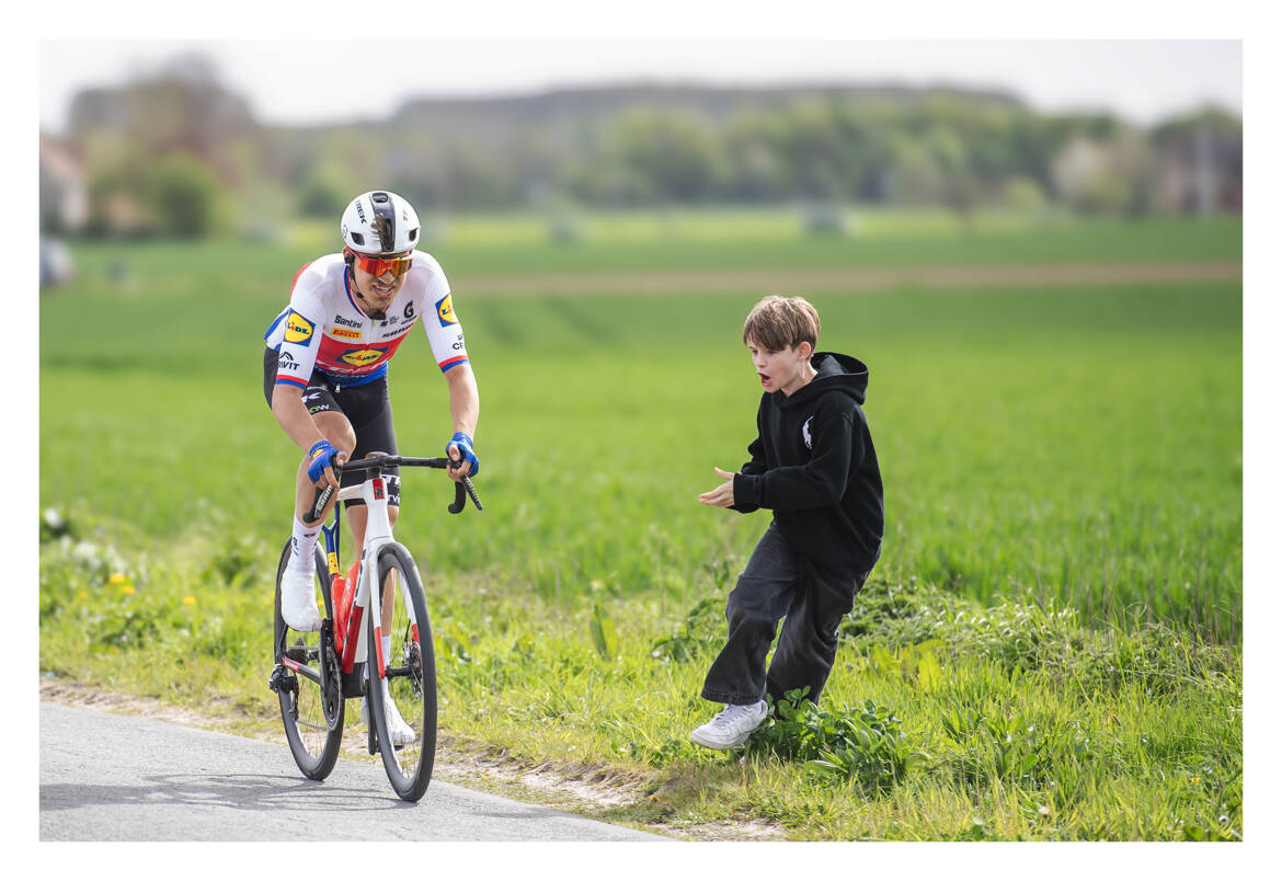 Un jeune fan encourageant avec enthousiasme
