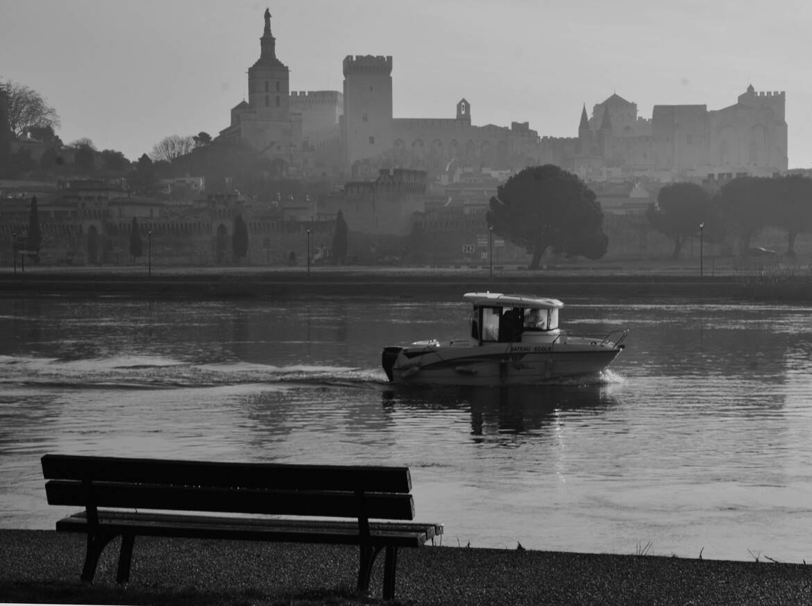 Et au millieu coule un long .......