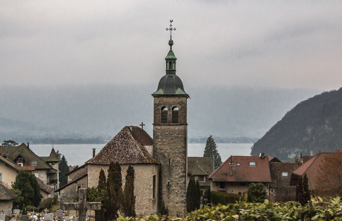 église savoyarde, vue sur lac d'Annecy