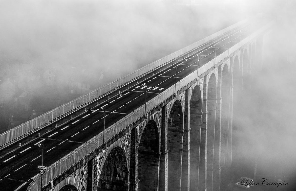 Le pont de Dinan dans la brume matinale