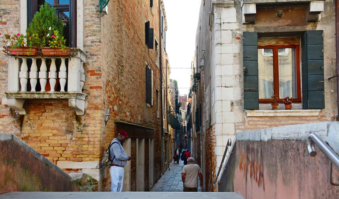 Petite ruelle animée.