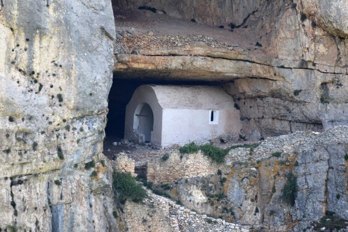 Chapelle Notre-Dame dans son écrin de roche -Chateauneuf-les-Moustiers-