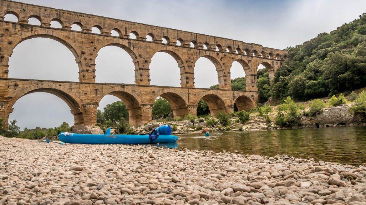 Pont du Gard et son canoé