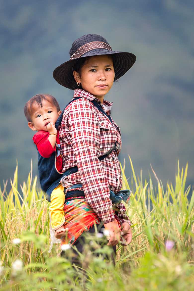 Mère Vietnamienne dans les champs 1