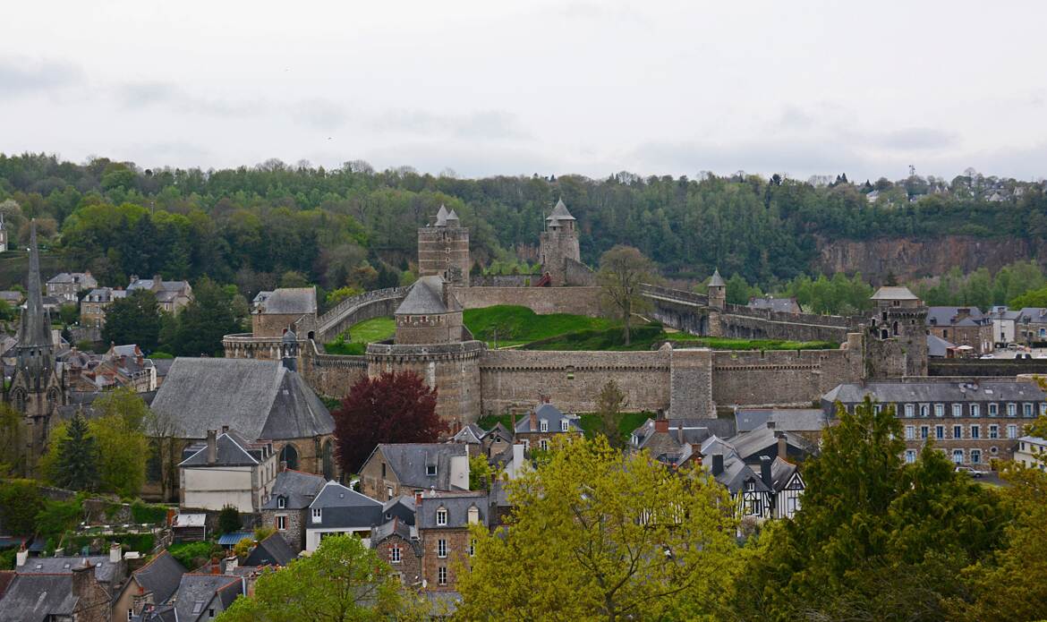 Château de Fougères et son entourage