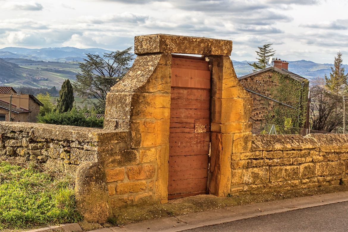 Porte en pierres dorées du Beaujolais