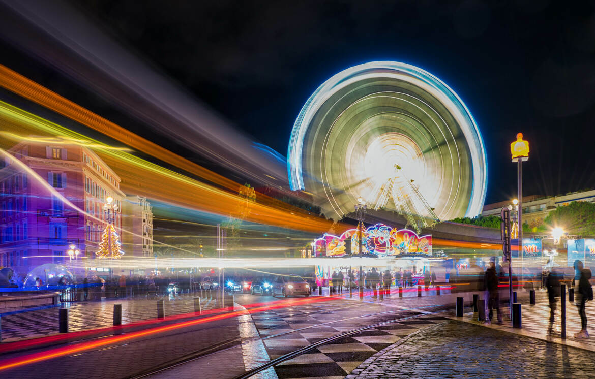 ça file, place Masséna...