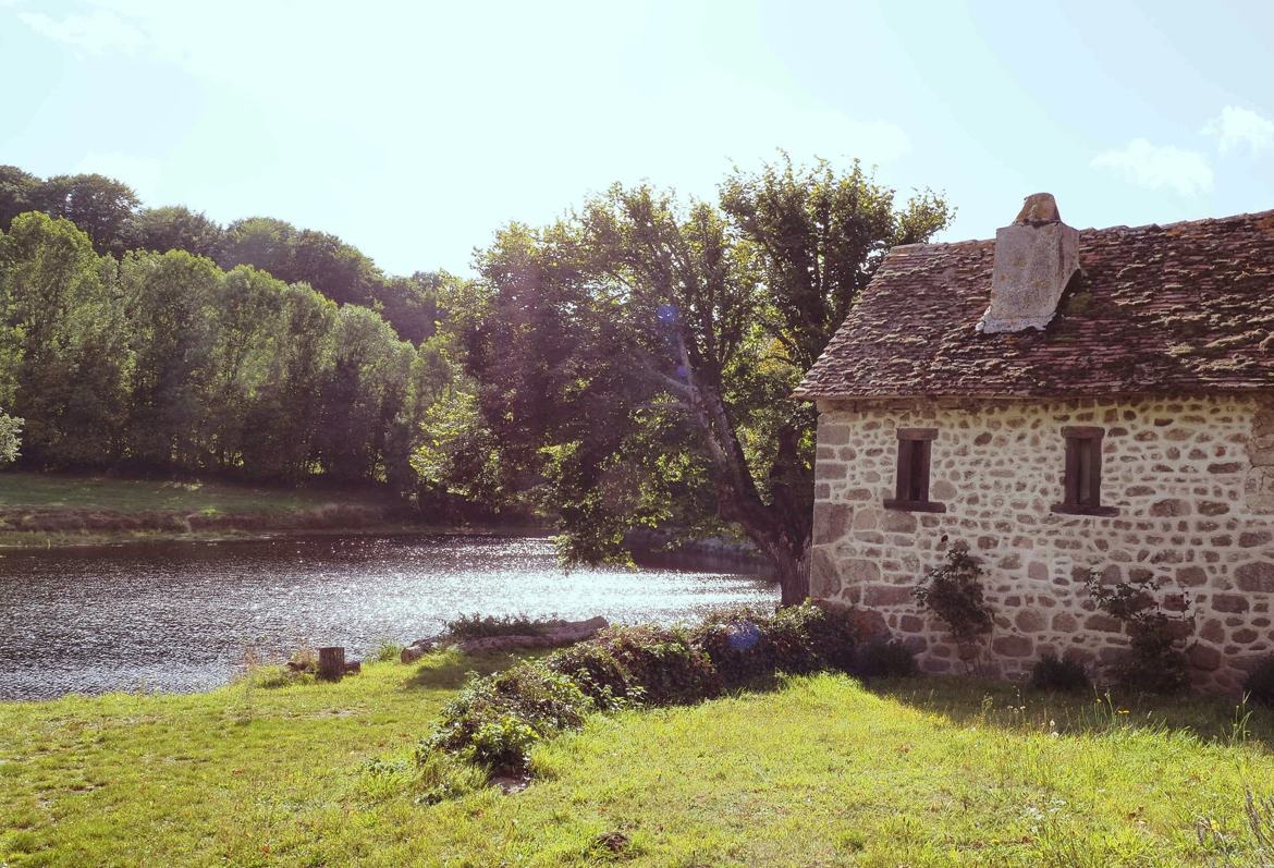 Vieillel maison au bord de l'étang